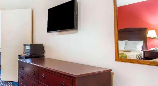 Четырёхместный номер Standard Econo Lodge Lanett