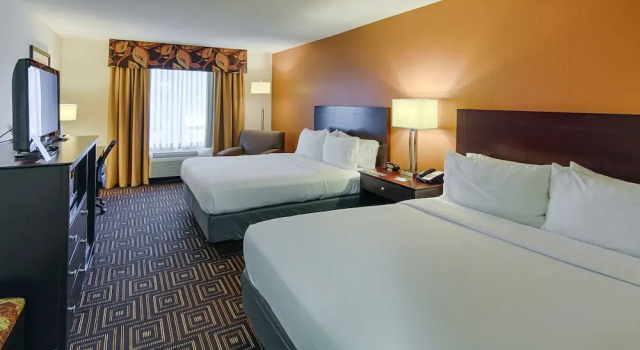 Четырёхместный номер Standard Цокольный этаж Holiday Inn Knoxville West- Cedar Bluff Rd by IHG