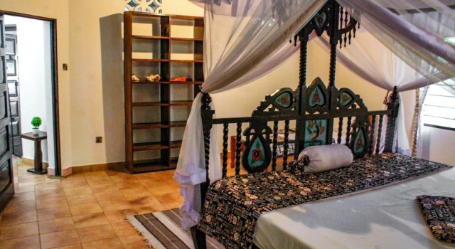 5-bedroom Villa - 3 Mins Walk To The Beach, Book Villa Hotels in Coast Region with Parking, Parking