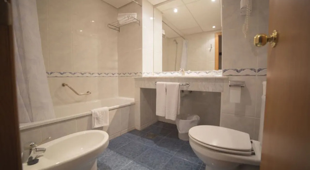 Трёхместный номер Standard с балконом и с частичным видом на море Hotel Ramblamar