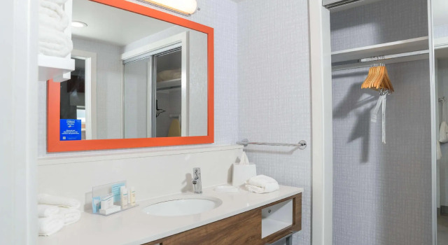 Четырёхместный номер Standard Hampton Inn & Suites Erie Bayfront