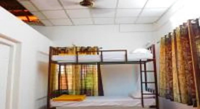 Кровать в общем номере Coconut Tree Resort