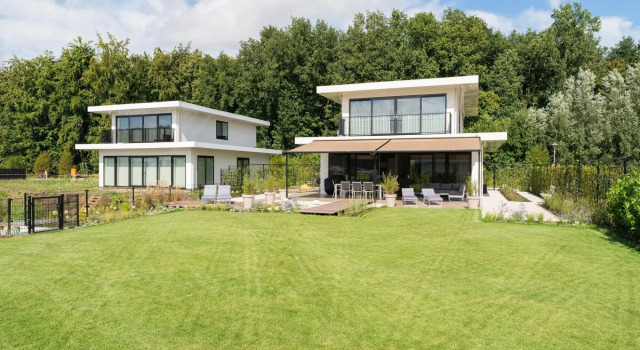 Luxury Water Villa in Harderwold With Jetty, Rezerwuj Willa Hotele w Veluwe z parkingiem, Parking