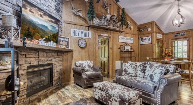 Er26 - Sasquatch Inn - Great Location! Close To Town Resort Pool! 2 Bedroom Cabin by RedAwning