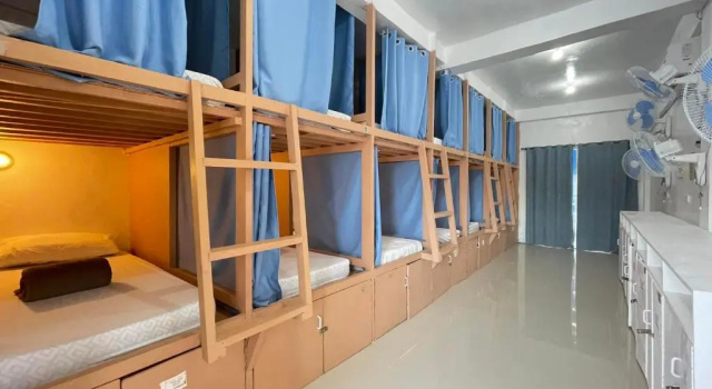 Кровать в общем номере Malapascua Budget Inn MBI DIVE CENTER