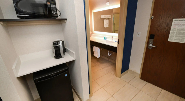 Четырёхместный номер Standard Holiday Inn Express Hotel & Suites Grand Forks by IHG