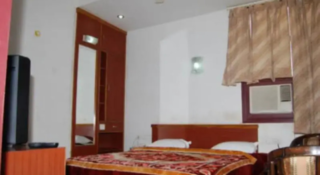 Hotel S.R Palace, Забронировать Отель Отели Агры с бассейном, Бассейн