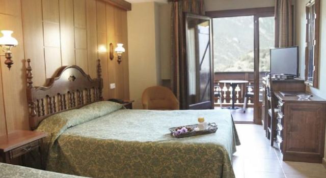 Трёхместный номер Standard с балконом Abba Ordino Babot Hotel