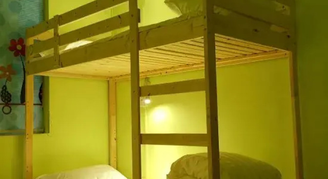 Кровать в общем номере (мужской номер) Jiahe Homestay (Emeishan Tourism Passenger Transport Center Baoguosi Station)