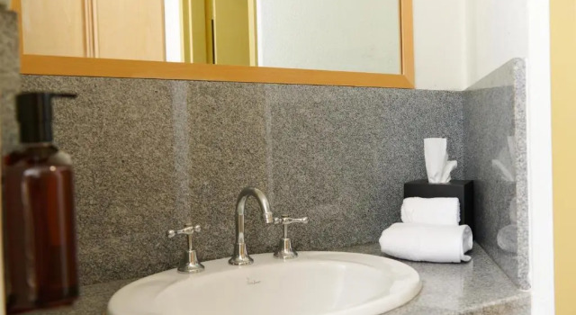 Двухместный номер с балконом Statesman Hotel
