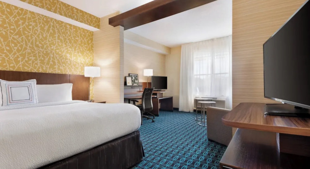 Двухместный люкс Deluxe Fairfield Inn & Suites by Marriott Charlottesville Downtown/University Area