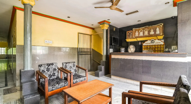 SPOT ON 41643 Karthik International