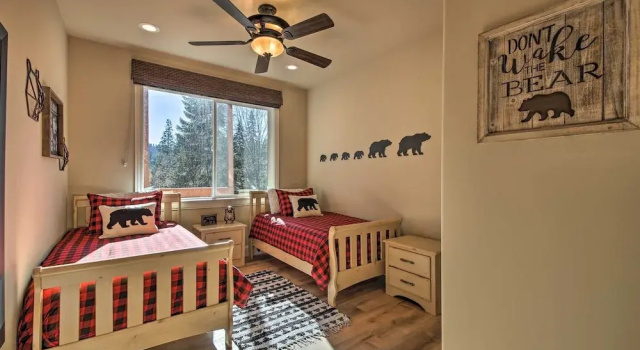 Коттедж с 5 комнатами с балконом ‘Sugar Bear Lodge’ w/ Game Room - 5 Mi to Village