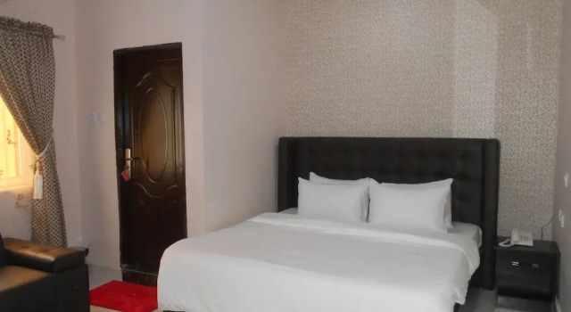 Exquisite Homes2 Hotel & Lounge