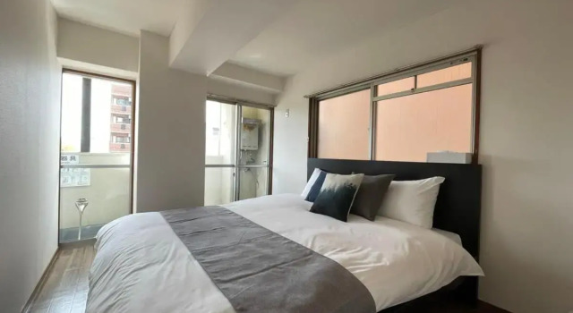 2BR good for 6PPL overlooking Peace Park with WIFI!