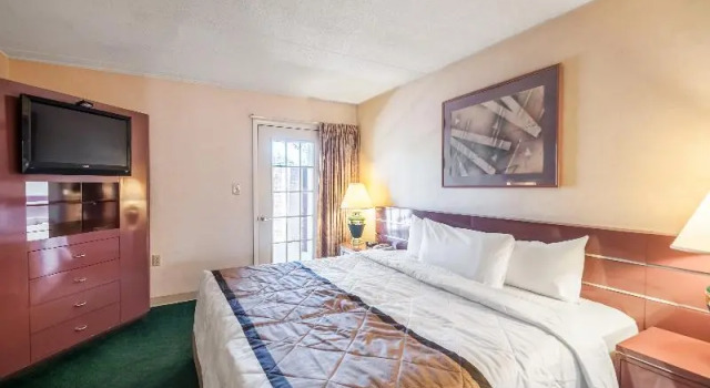 Люкс с балконом Rodeway Inn & Suites Charles Town