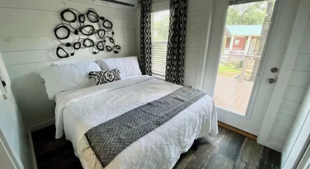 Коттедж с балконом Resort at Fredericksburg Unit 1