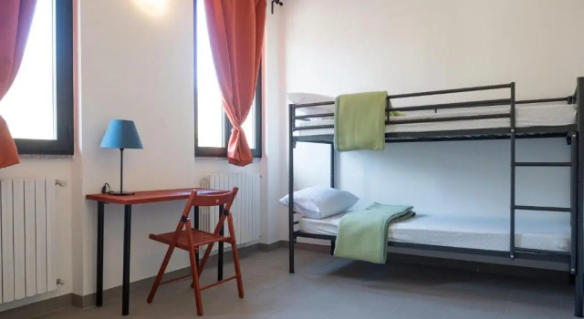 Кровать в общем номере Lake Como Beach Hostel