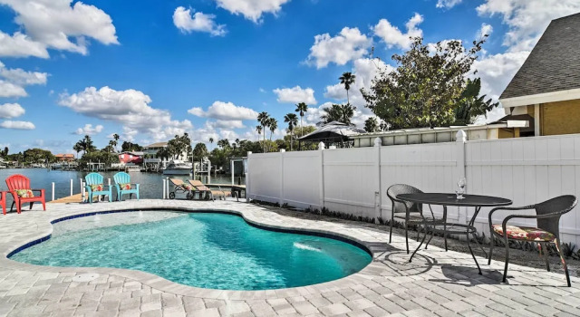 Indian Rocks Beach Home: Dock, Beach & Pool Access, Забронировать Дом для отпуска Отели Клируотер-Бич с парковкой, Парковка