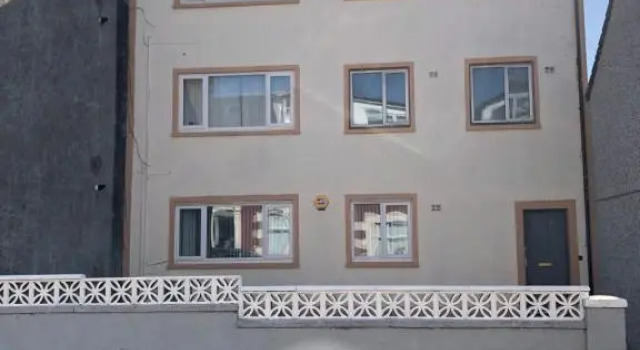 ACE Largs Ground Floor Apartment with Garden