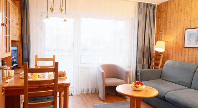 Апартаменты Freundliches 2-Zimmer-Appartement mit Kieferneinrichtung und einem Balkon.