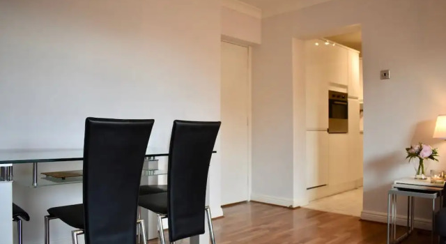 2 Bedroom Apartment With Balcony in Central Dublin, Забронировать Апартаменты/квартира Дублин Каунти Дублин, рядом с Резиденция лорд-мэра Дублина