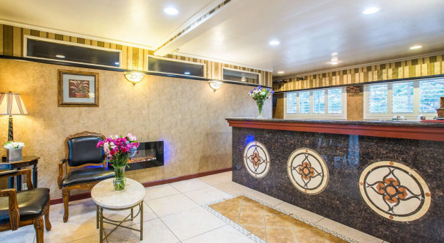 Clarion Collection Carmel Oaks Inn, Prenota Hotel Carmel Highlands Indiana