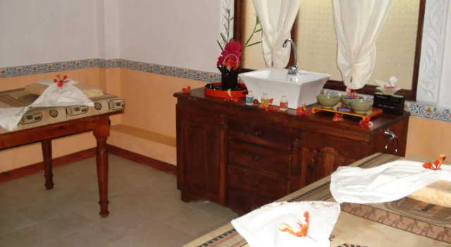 Kinasi Lodge, Prenota Hotel Utende 