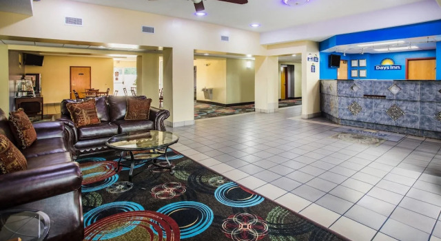 Days Inn & Suites by Wyndham Foley, Book Hotel Hoteller i Foley med parkering, Parkering