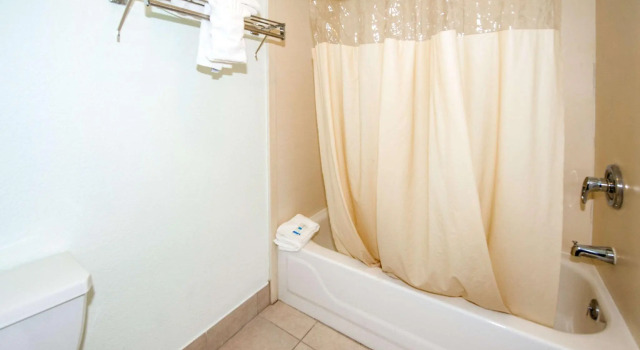 Четырёхместный номер Standard Rodeway Inn Central Colorado Springs