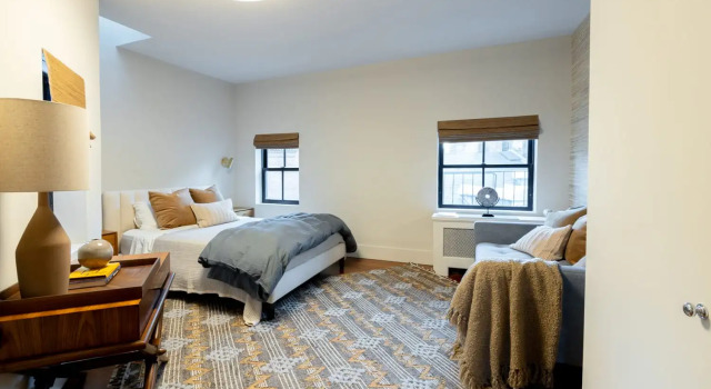 E10-1 Designer East Village Townhouse 1BR, Забронировать Отель Отели Нью-Йорка с парковкой, рядом с Fillmore East, Парковка