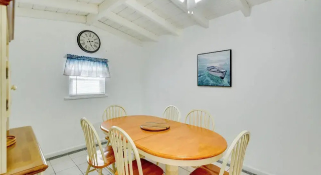 Ormond Beach Vacation Rental - Walk to Ocean!, Book Feriehus Hoteller i Ormond-by-the-Sea med parkering, Parkering