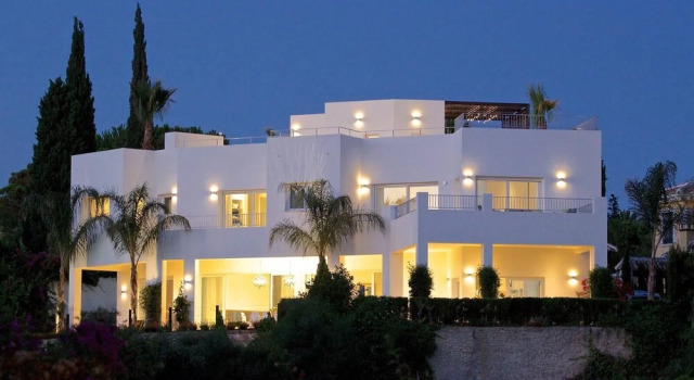 Exquisite Villa Near Beach - Heated Pool