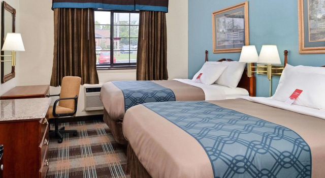 Четырёхместный номер Standard Econo Lodge Inn & Suites Shelbyville
