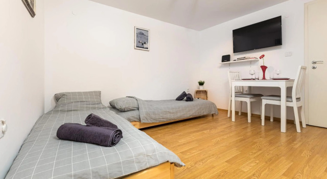 Peaceful Riverside Studio with Garage & private Patio Garden Center, Book Hotel Plovdiv Plovdiv