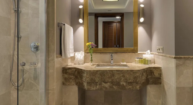 Двухместный номер с балконом и с видом на город Doubletree by Hilton Van