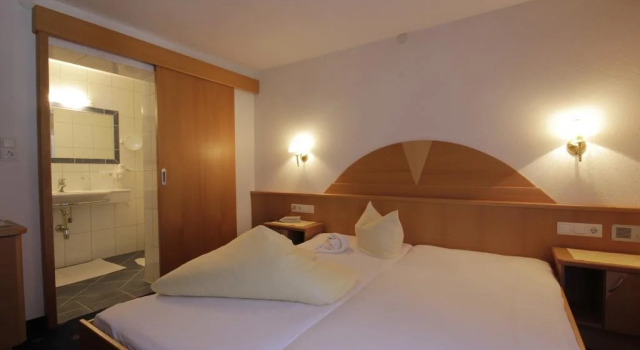 Hotel Edelweiss, Rezerwuj Hotel Hotele w Tyrol z parkingiem, Parking