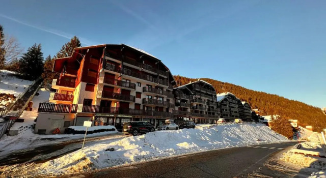 Lovely apartment in Col du Corbier, Prenota Appartamento Hotel a Alvernia con parcheggio, Parcheggio