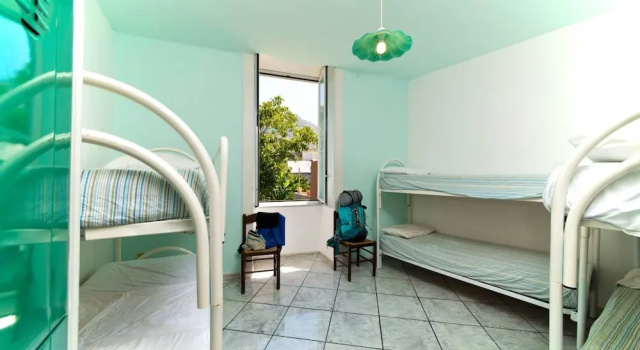 Кровать в общем номере ring hostel