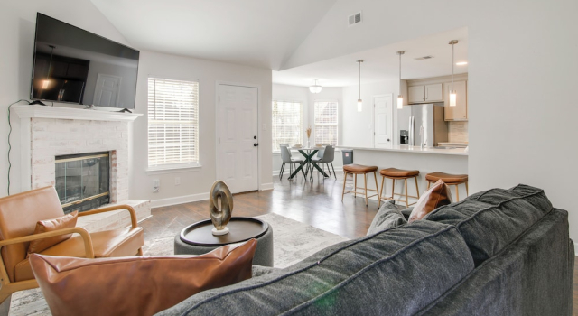 Walk to the Greenline: Sleek Cordova Home w/ Patio, Rezerwuj Dom wakacyjny Domki letniskowe w Tennessee, Domek