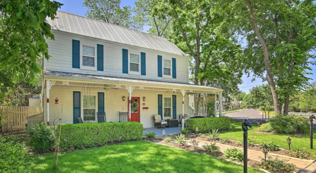 Коттедж Grand Fredericksburg Retreat - Walk to Main St!