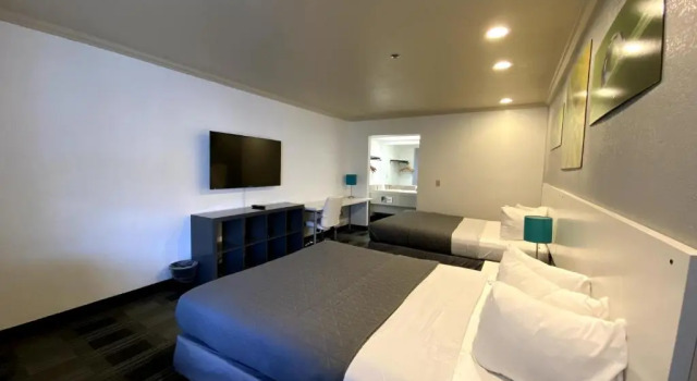 Четырёхместный номер Standard BridgePoint Inn Daly City