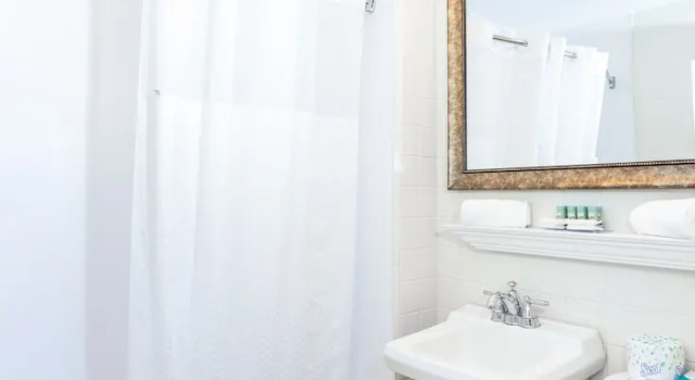 Четырёхместный номер Standard с балконом и с красивым видом из окна Provincetown Inn