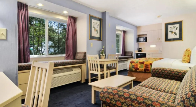 Двухместный люкс Hometown Inn & Suites Jacksonville Butler Blvd./Southpoint