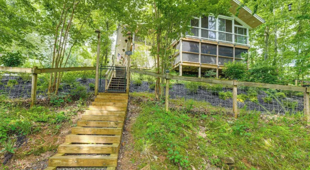 Hiawassee Getaway w/ Hot Tub, Deck & Lake Access!, Boek Vakantiehuis Hiawassee 