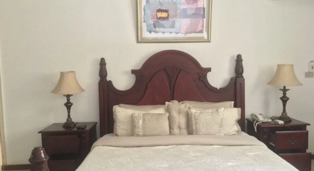 Номер Deluxe Embassy Suites Hotels & Restaurant