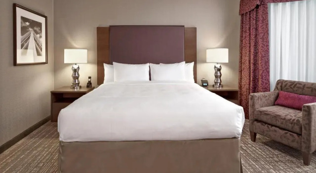 Полулюкс DoubleTree by Hilton West Edmonton
