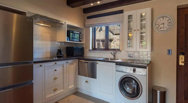 Апартаменты The Village Green Apartment
