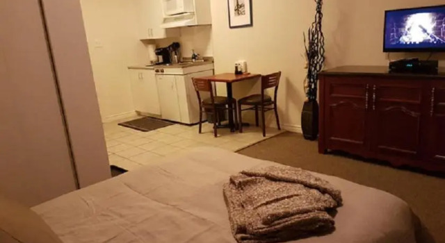 Cozy Little Studio #16 by Amazing Property Rentals, Rezerwuj Hotel Hotele w Outaouais z parkingiem, Parking