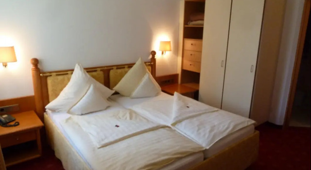 Landhotel Huber am See, Varaa Hotelli Muensing 